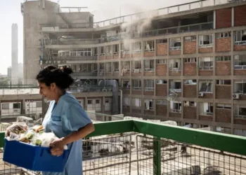 Irán admite impacto en hospital israelí y lo atribuye a un objetivo militar