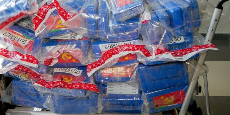 Incautan alijo de 200 paquetes de cocaína  enLa Embajada Social Club”, de Boca Chica