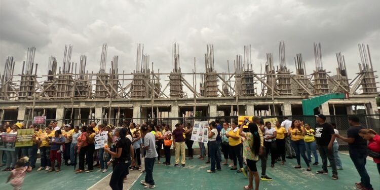 Padres exigen al MINERD terminar pabellón escolar en Cristo Rey
