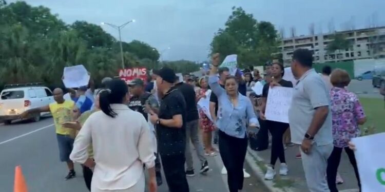 Vecinos de Colinas del Arroyo II alzan su voz por abandono oficial