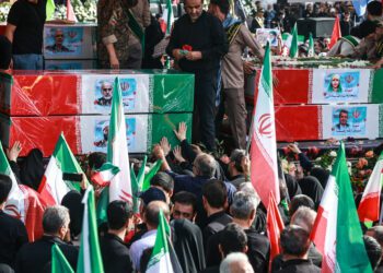 Teherán se vuelca en funeral masivo por líderes militares caídos