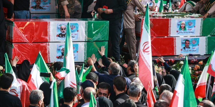 Teherán se vuelca en funeral masivo por líderes militares caídos