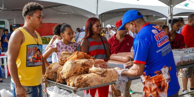 Cientos aprovechan feria Inespre con las Madres en Santiago y La Vega