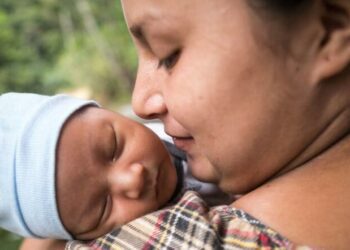 Barreras económicas desalientan la fertilidad en América Latina y el Caribe