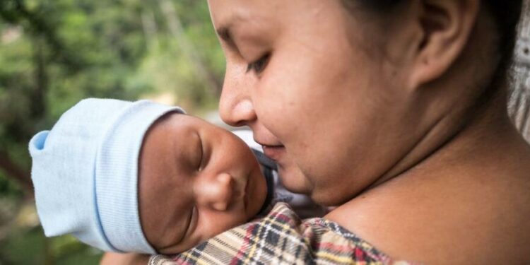 Barreras económicas desalientan la fertilidad en América Latina y el Caribe