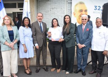 Ccon nueva entrega, Gobierno supera las 10 mil becas internacionales