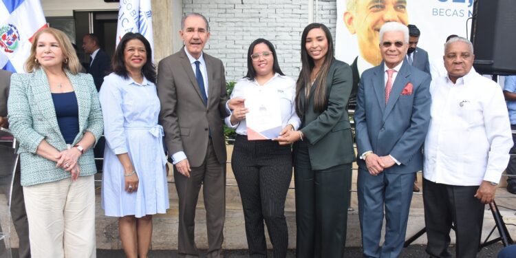 Ccon nueva entrega, Gobierno supera las 10 mil becas internacionales