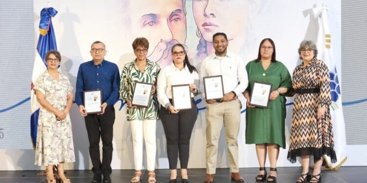 ISFODOSU premia excelencia docente e investigación