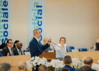 Presidente Abinader defiende aumentos salariales y récord de empleo en la OIT