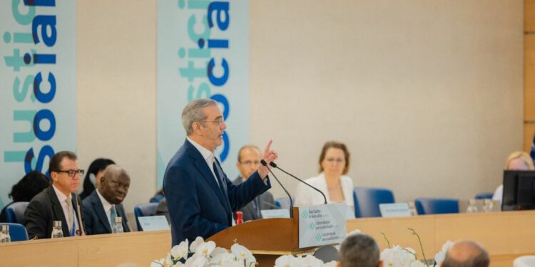 Presidente Abinader defiende aumentos salariales y récord de empleo en la OIT