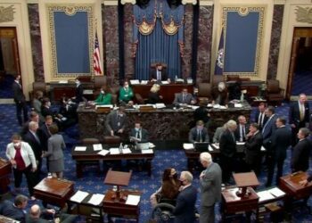 Senado EEUU aprueba ajustado proyecto de ley fiscal a Trump