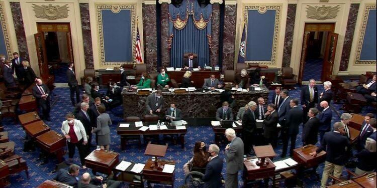 Senado EEUU aprueba ajustado proyecto de ley fiscal a Trump