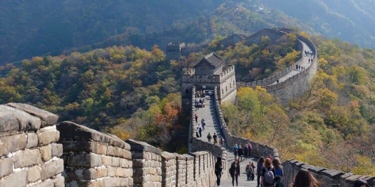 Turismo global crece a buen ritmo en 2025 con China como mayor emisor