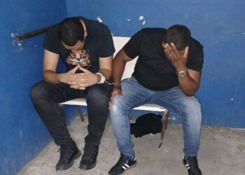 Dos sargentos sorprendidos en flagrante despojando arma a compañero