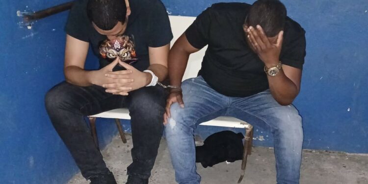 Dos sargentos sorprendidos en flagrante despojando arma a compañero