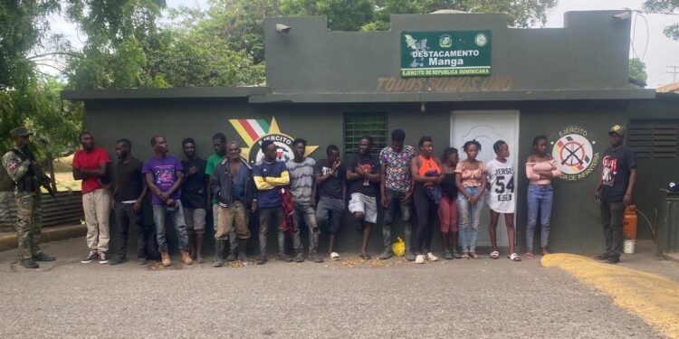 Ejército frena cruce ilegal de 52 haitianos en la frontera