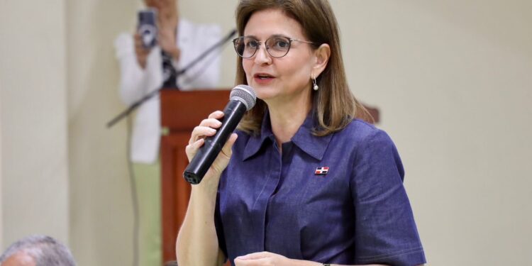 Raquel Peña encabeza encuentro con productores de mango, en Peravia