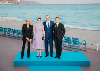 Abinader se reúne con Macron y el rey de Jordania en Francia