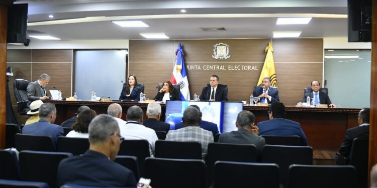 JCE abre espacio para revisar reglas sobre encuestadoras