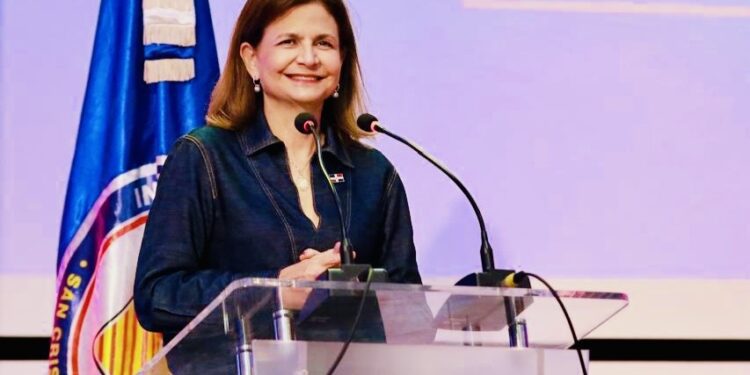 Raquel Peña pide a mujeres y jóvenes liderar con propósito y transformar el país.