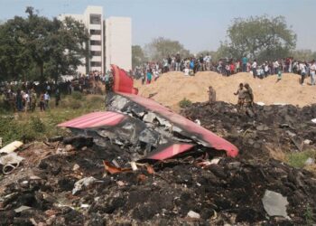 Sube a 274 la tragedia aérea en India: 33 nuevos fallecidos en tierra