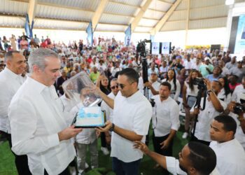 Abinader celebra su cumpleaños entregando títulos en Quisqueya