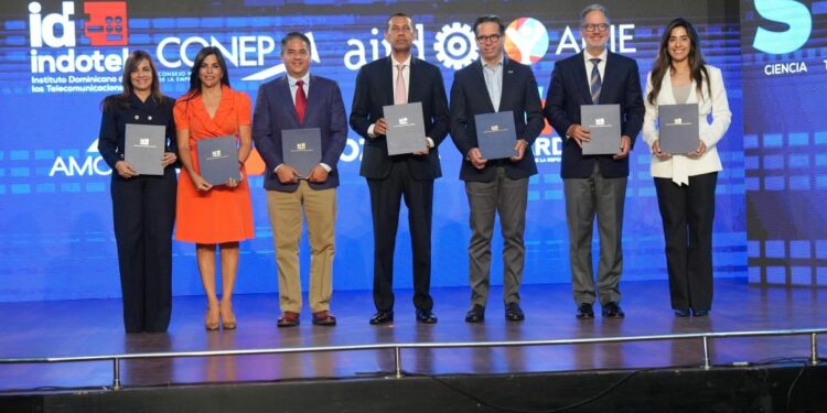 El INDOTEL premia a 500 estudiantes con becas STEM
