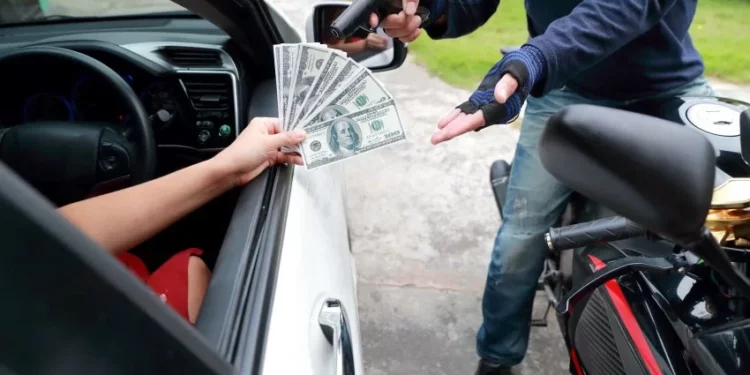 Asaltante cae tras atraco a pareja varada por falta de gasolina