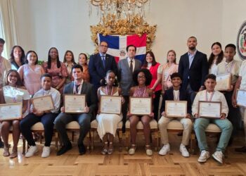 Premian a jóvenes dominicanos destacados por su excelencia en España