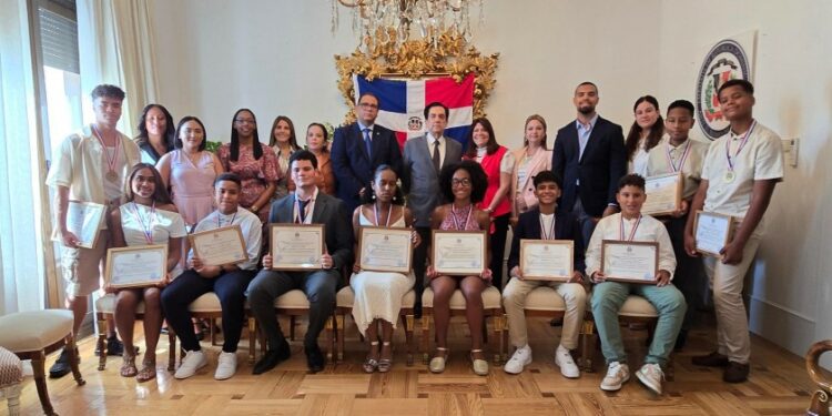 Premian a jóvenes dominicanos destacados por su excelencia en España