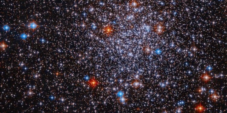 El Hubble descubre cúmulo estelar con brillantes rojos y azules