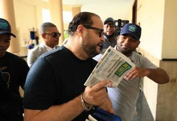 Imponen presentación periódica a hombre con chaleco militar ilegal: