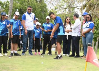 Estudiantes públicos afinan su swing en innovador campamento de golf