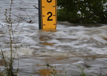 Inundación repentina en Texas ya deja 24 muertos y 20 niños desaparecidos