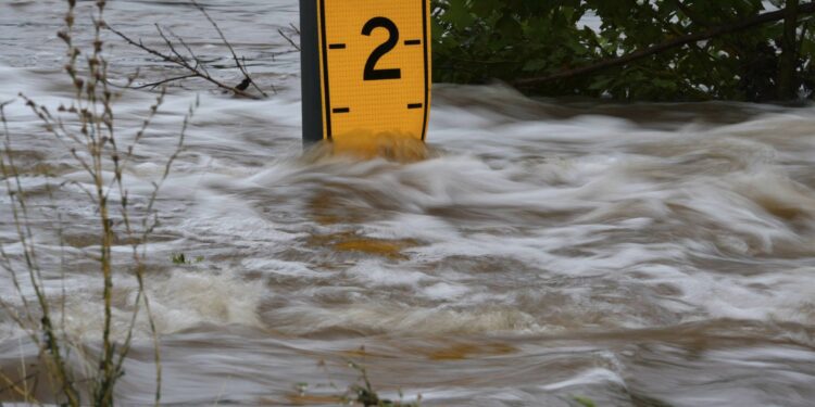 Inundación repentina en Texas ya deja 24 muertos y 20 niños desaparecidos