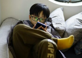 IA, memes y juegos: el verano digital de los niños