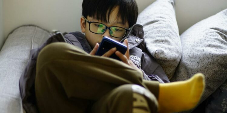 IA, memes y juegos: el verano digital de los niños