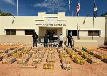 Golpe al narcotráfico: interceptan lancha con 1.5 toneladas de cocaína en Pedernales