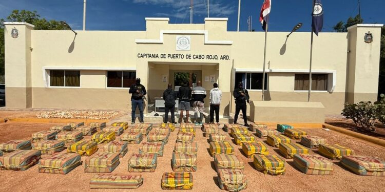 Golpe al narcotráfico: interceptan lancha con 1.5 toneladas de cocaína en Pedernales