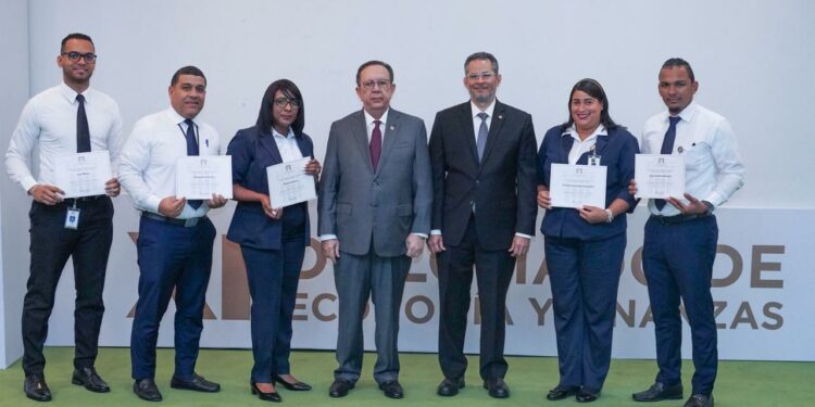 BCRD concluye su XI Diplomado interno de economía y finanzas