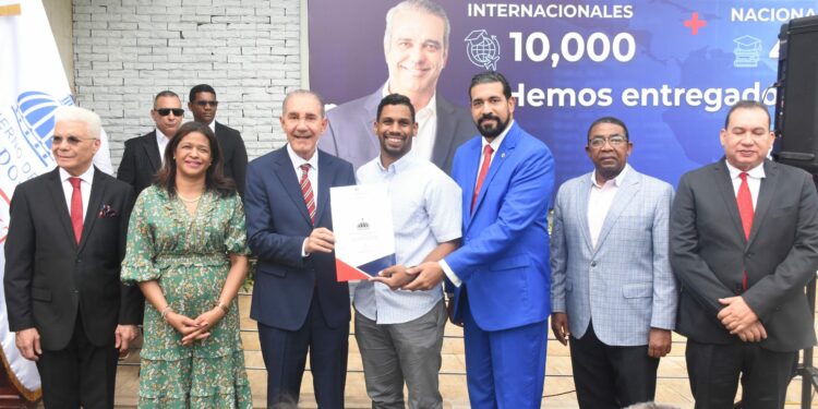 MESCyT otorga 443 nuevas becas internacionales en áreas clave