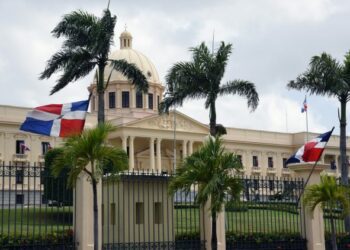 Abinader promulga fusión de ministerios clave y lanza Premio al Mérito Laboral