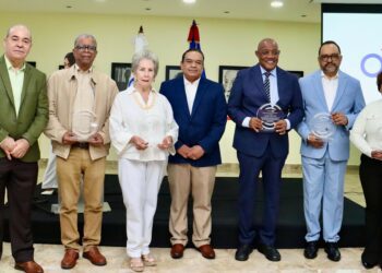 Cinco autores dominicanos reciben homenaje por su trayectoria
