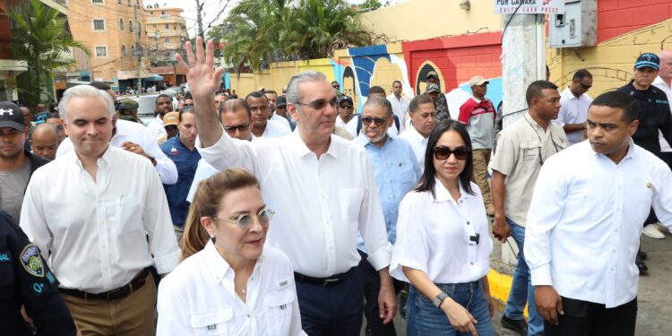 Abinader recorre Capotillo y promete un cambio de imagen para el sector