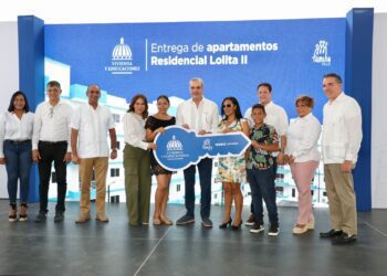 Abinader entrega 140 apartamentos en Hato Nuevo y reinaugura polideportivo