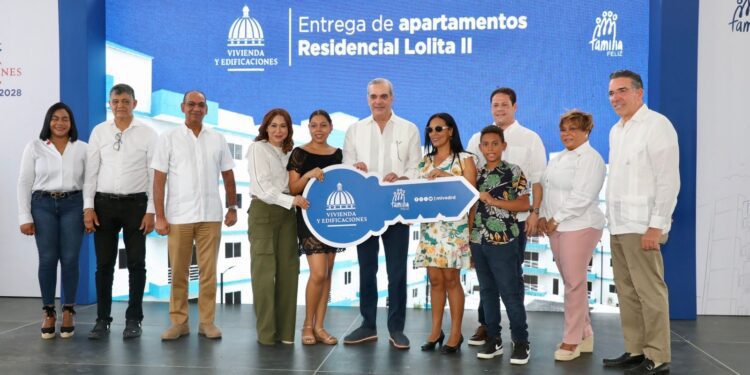 Abinader entrega 140 apartamentos en Hato Nuevo y reinaugura polideportivo