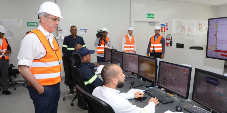 Abinader visita Punta Catalina en medio de crisis energética