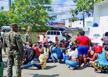 DGM detiene 67 indocumentados en operativo en el mercado de Moca