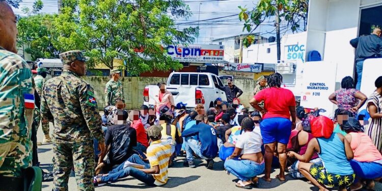 DGM detiene 67 indocumentados en operativo en el mercado de Moca