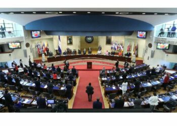 La oposición acusa a Bukele de dar un golpe de Estado